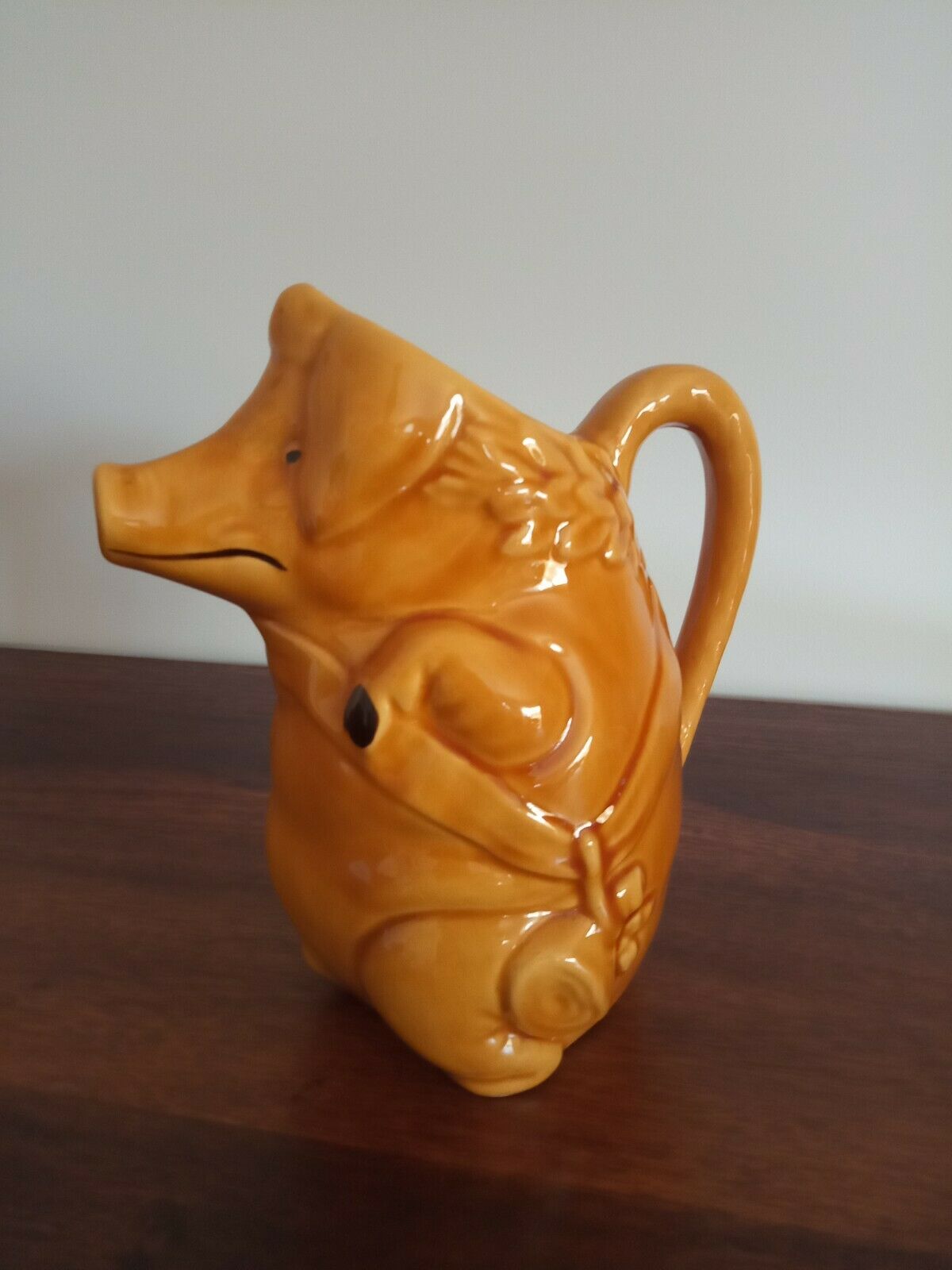 Anthropomorphic pitcher in dabbling