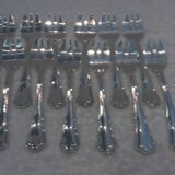 12 silver-plated oyster forks, 13.3cm contours