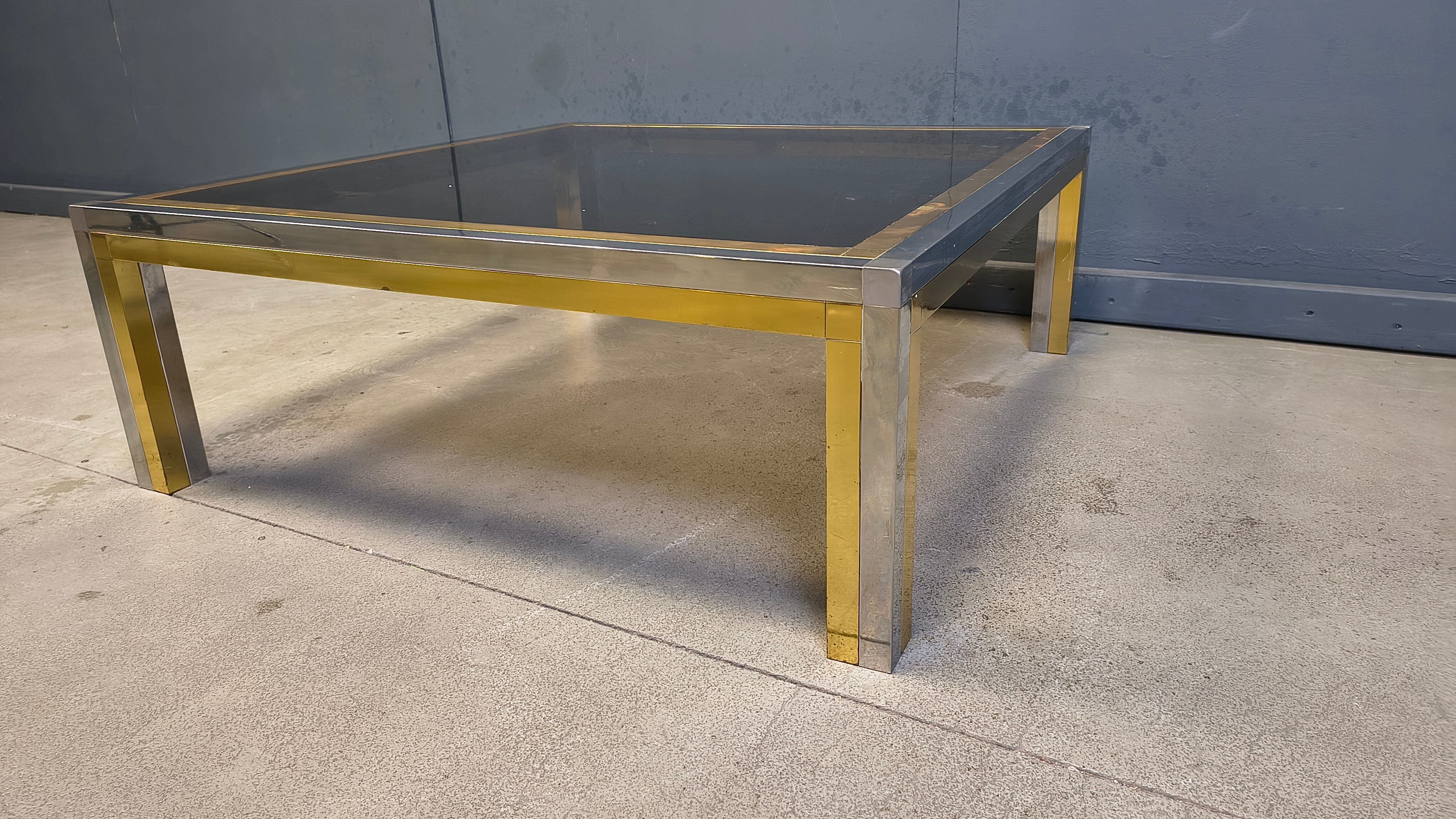 Table basse vintage en chrome et laiton dans le style de Romeo Rega, années 1970.