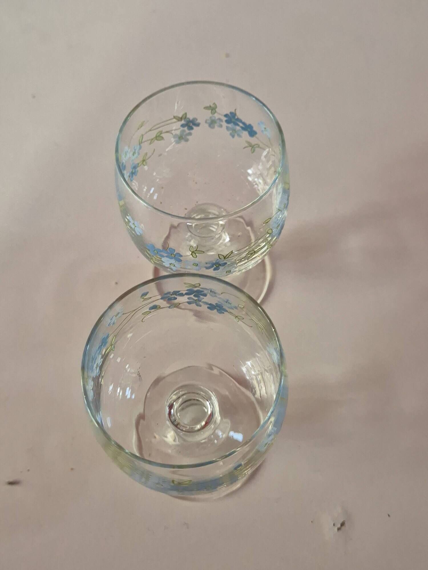 lot de 2 petits verres a pied vintage a petites fleurs bleues arcopal model