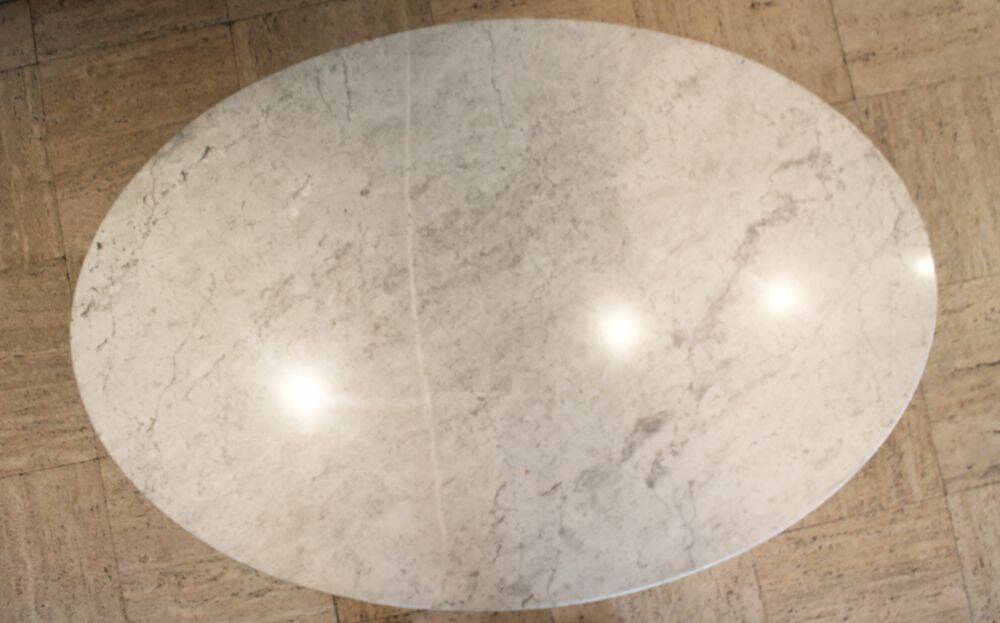 Calacatta marble coffee table by Eero Saarinen for Knoll, 70's.