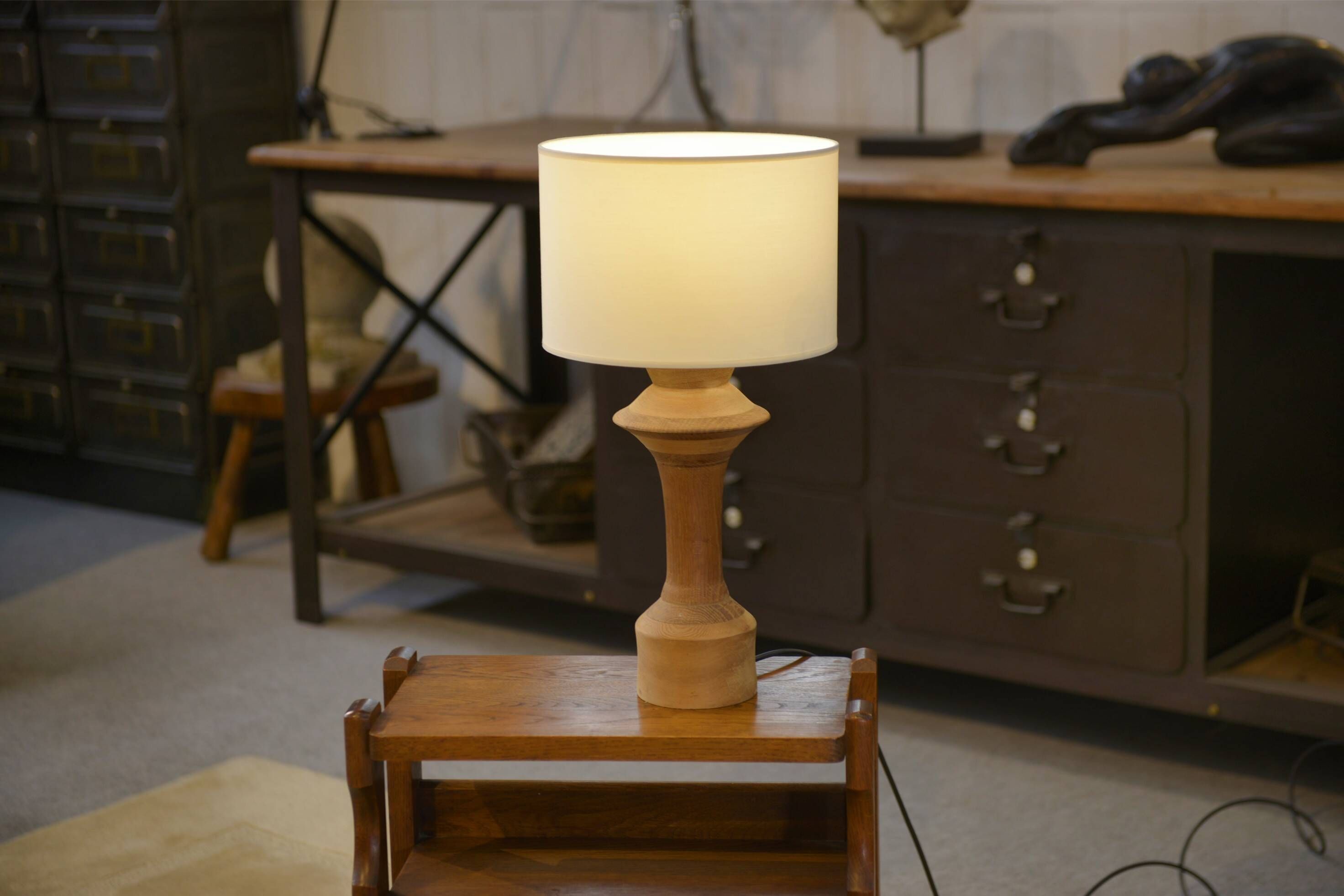 Lampe en chêne des années 1950