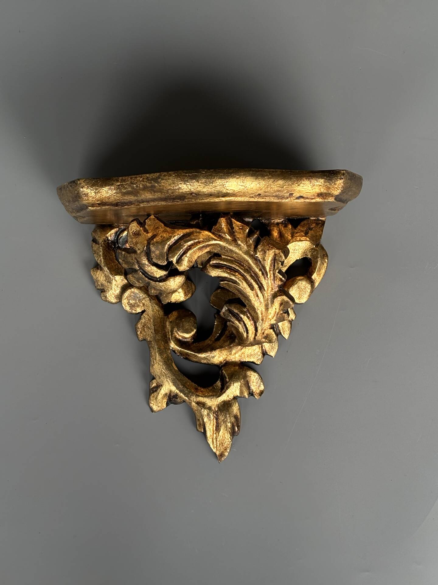 Petite console d’applique en bois sculpté et doré style Louis XV
