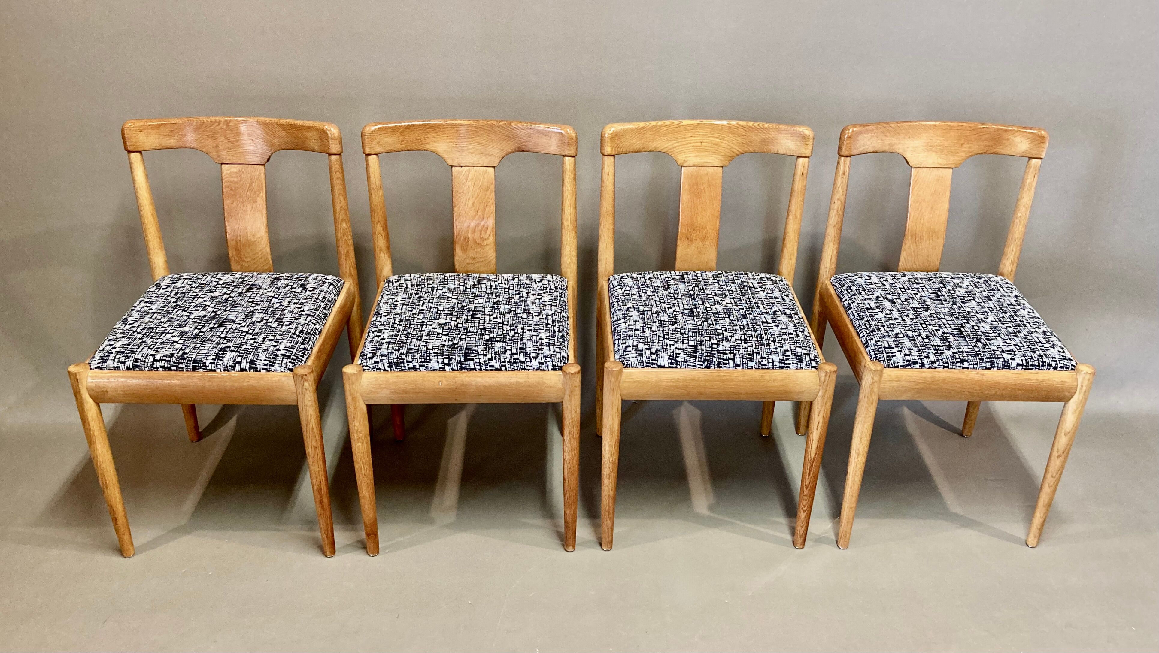 Ensemble de quatre chaises design scandinave 1950.