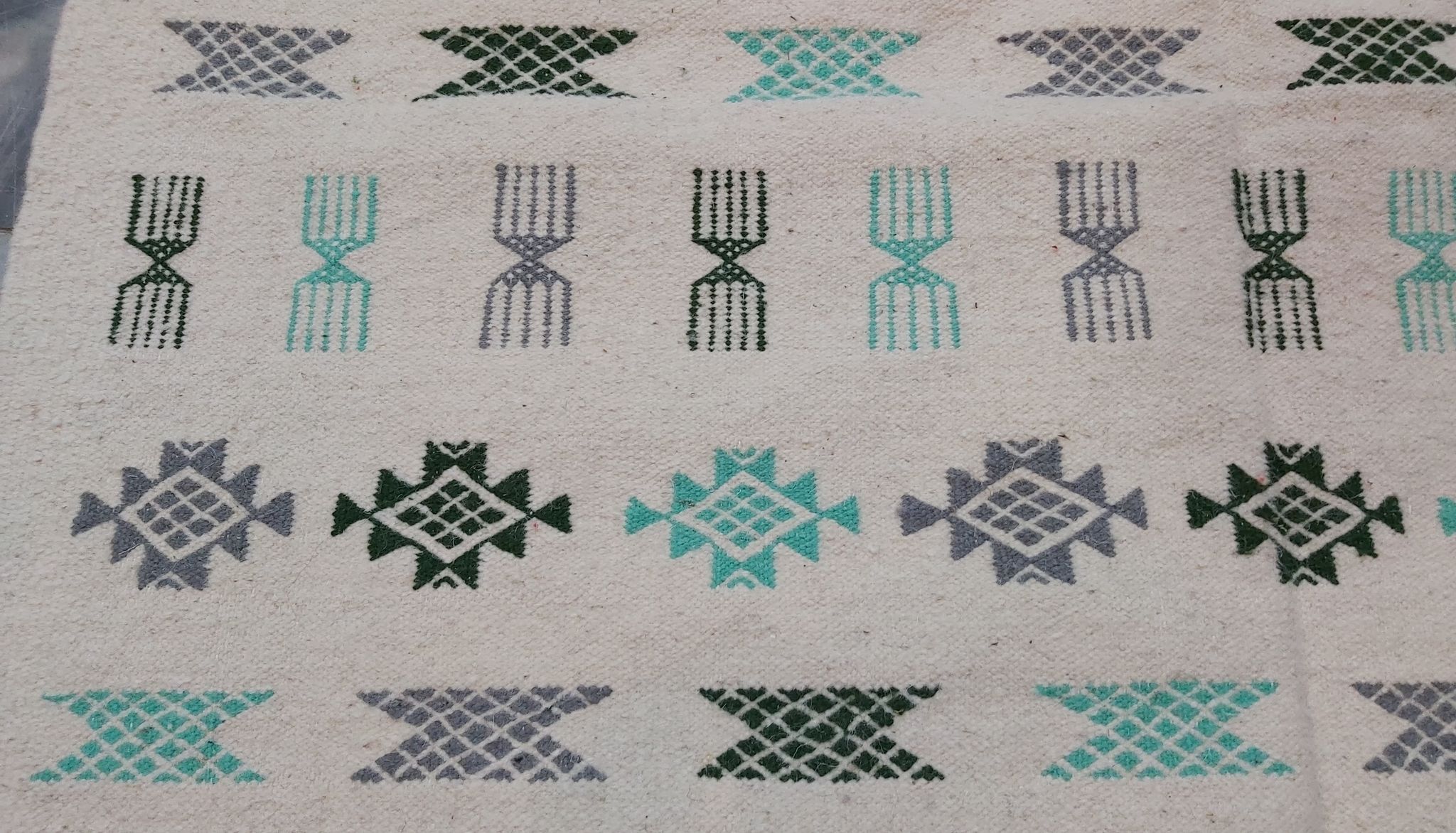 Traditional handmade white carpet 190x145cm