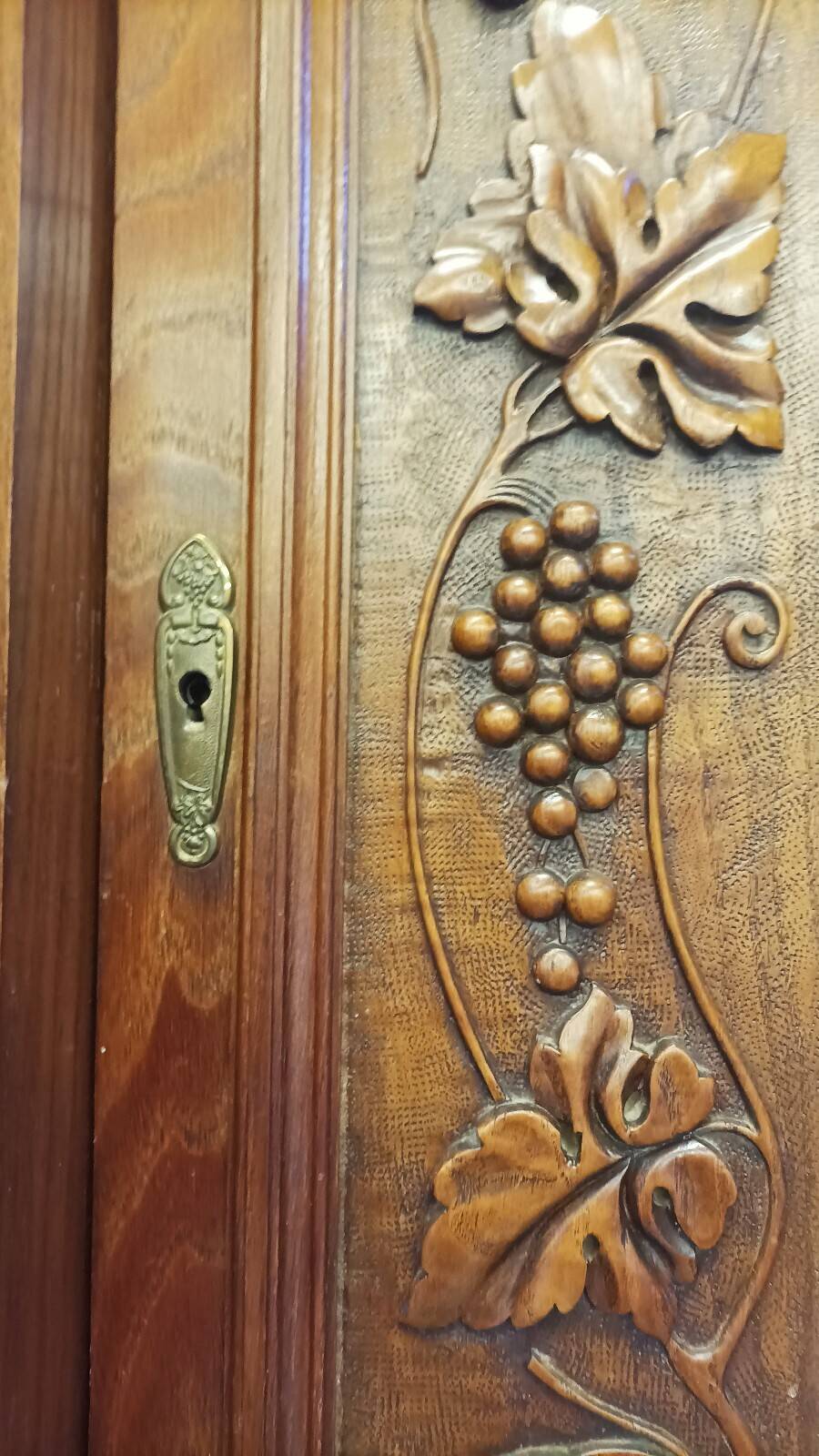 Art Nouveau buffet in carved oak with vine decoration