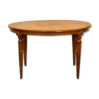 Oval table from the 1900s period