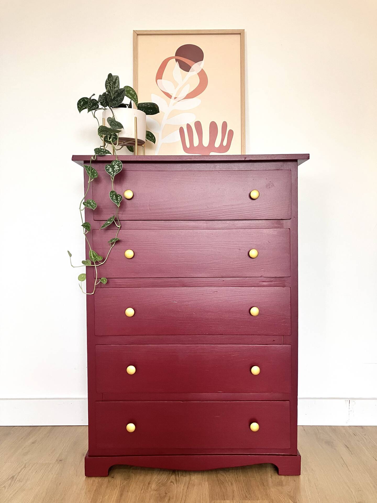 Chest of drawers with 5 drawers in black cherry.