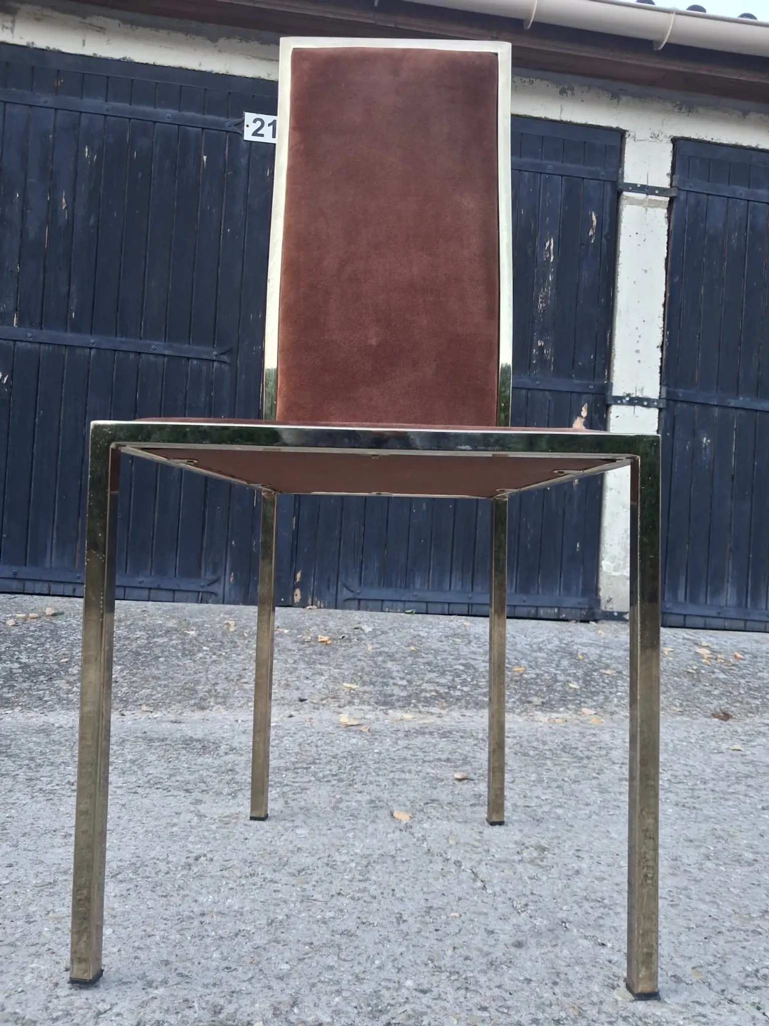 8 vintage 1970s chairs in brass and velvet with high backs.