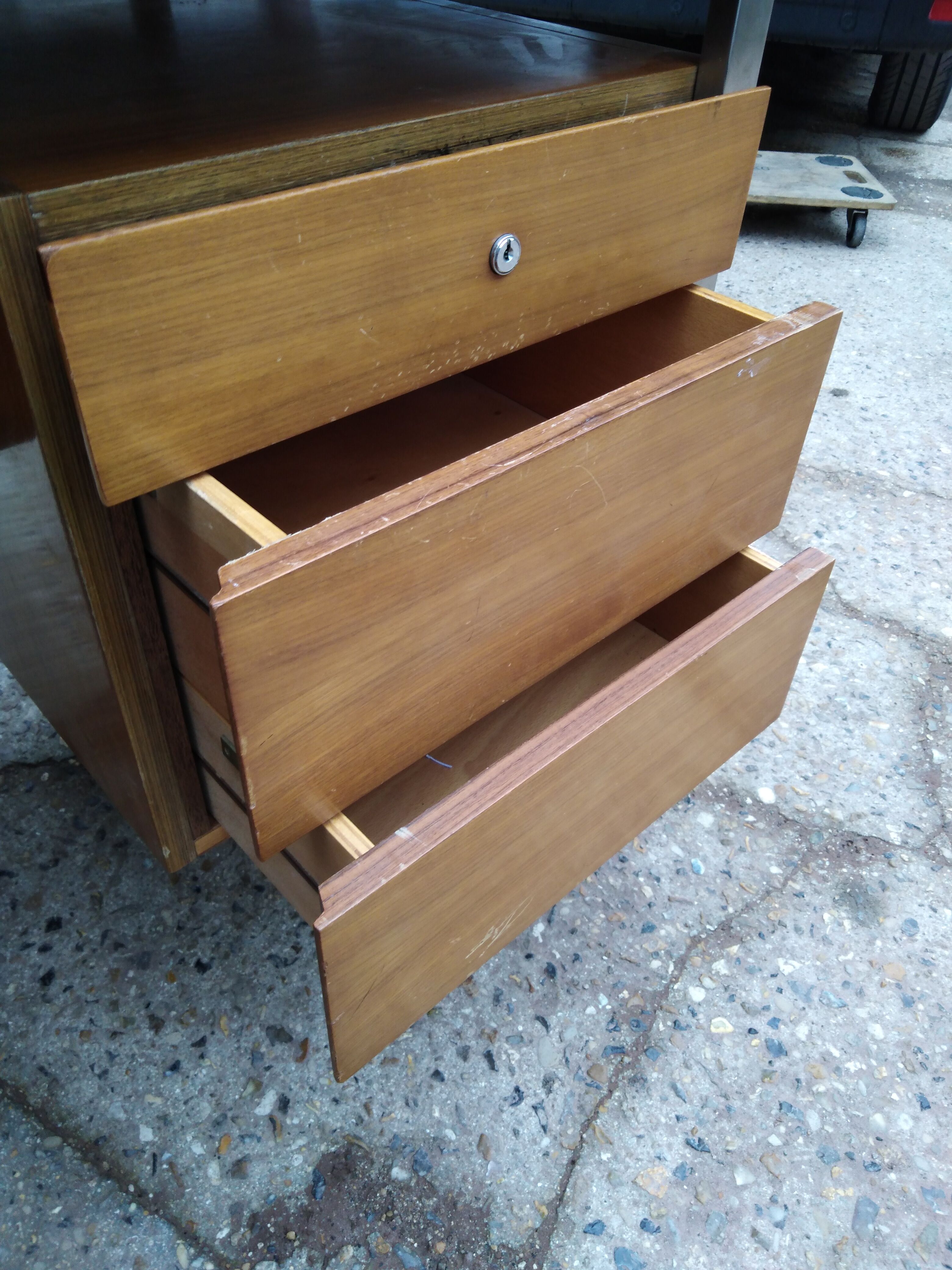 Grand Bureau design 1970 with return. light wood and chrome pietement