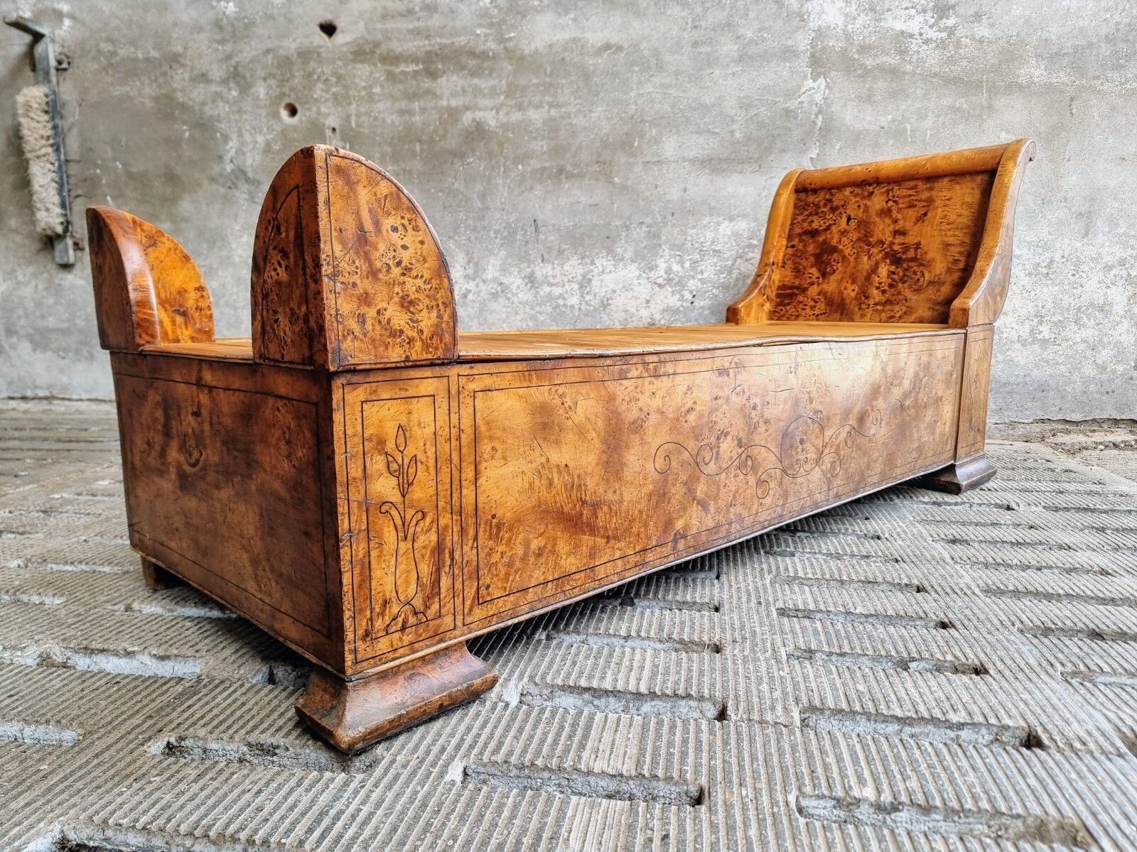 Antique chaise longue daybed Empire style walnut