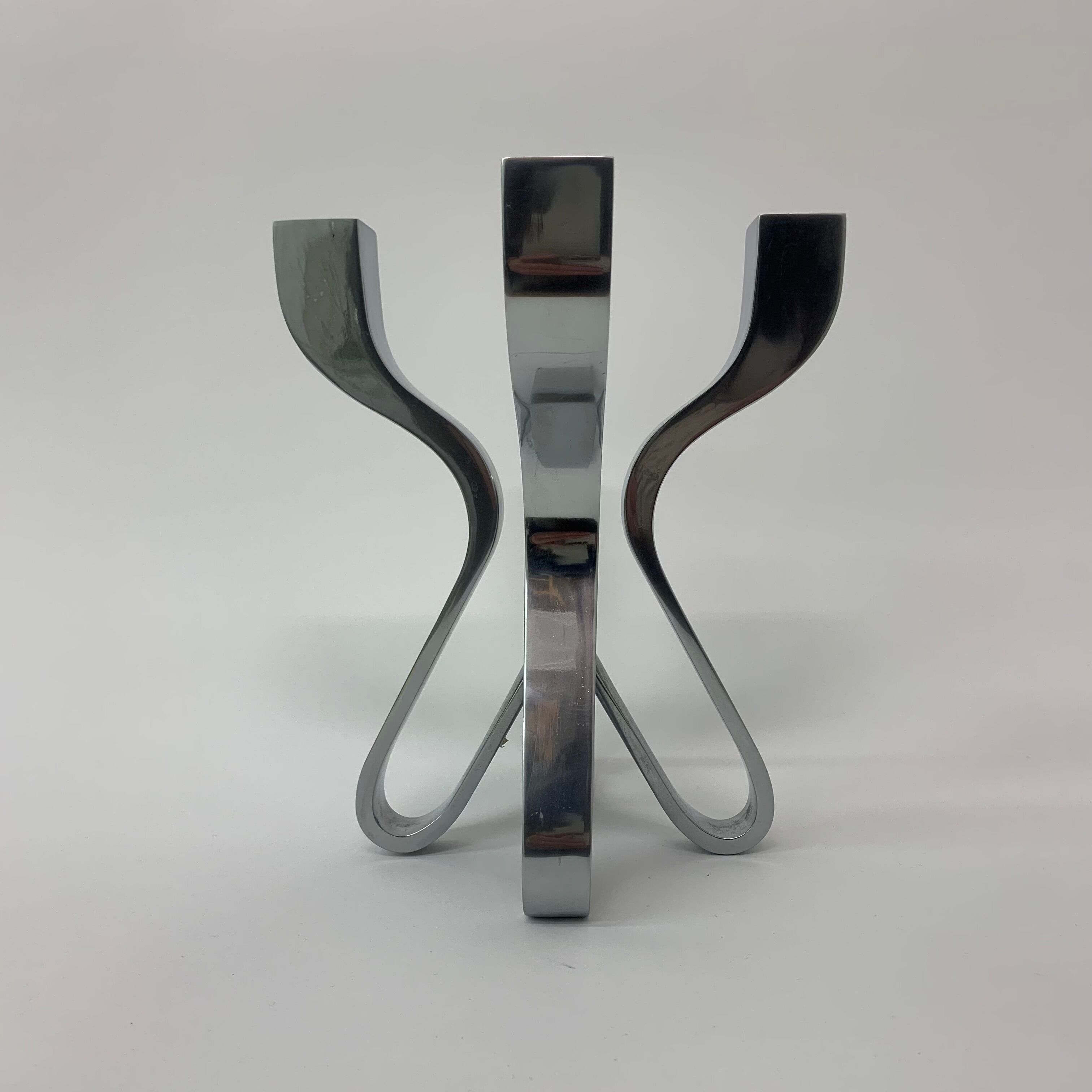A chromed metal candle-holder "Chorus", design Karim Rashid, executed by Umbra / USA 2002