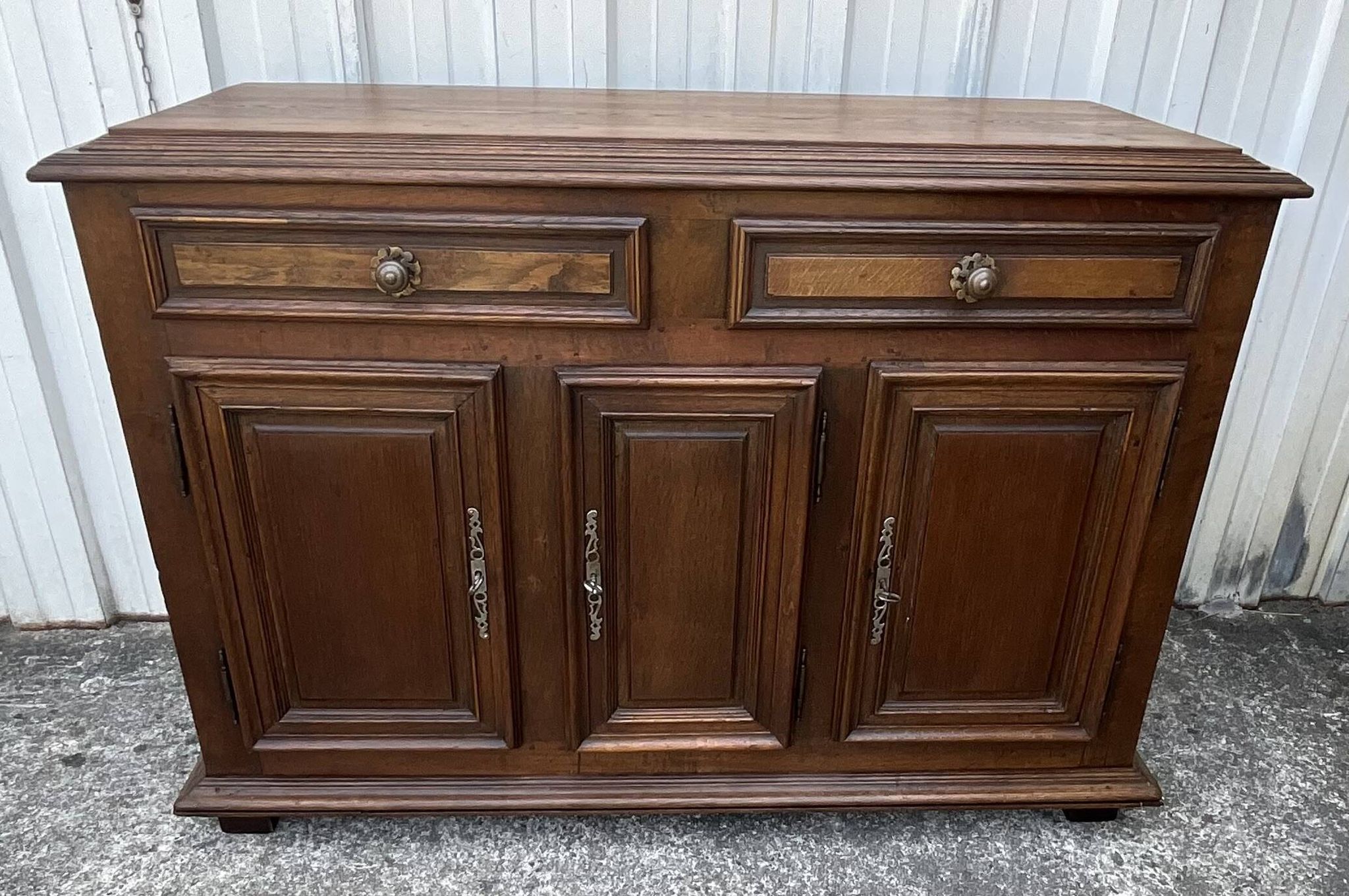 Country-style sideboard in solid oak – 18th century