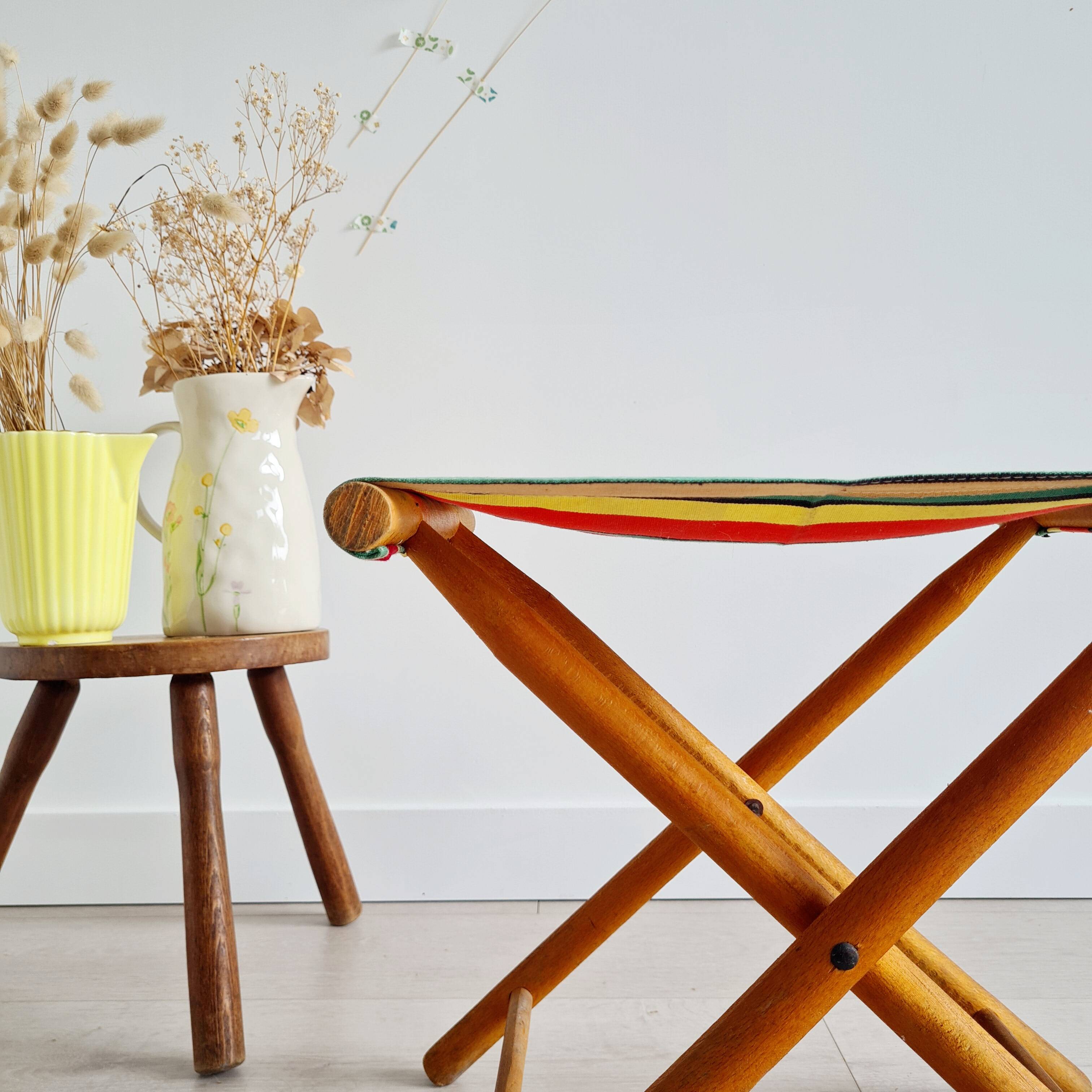 Folding fisherman stool with striped seat