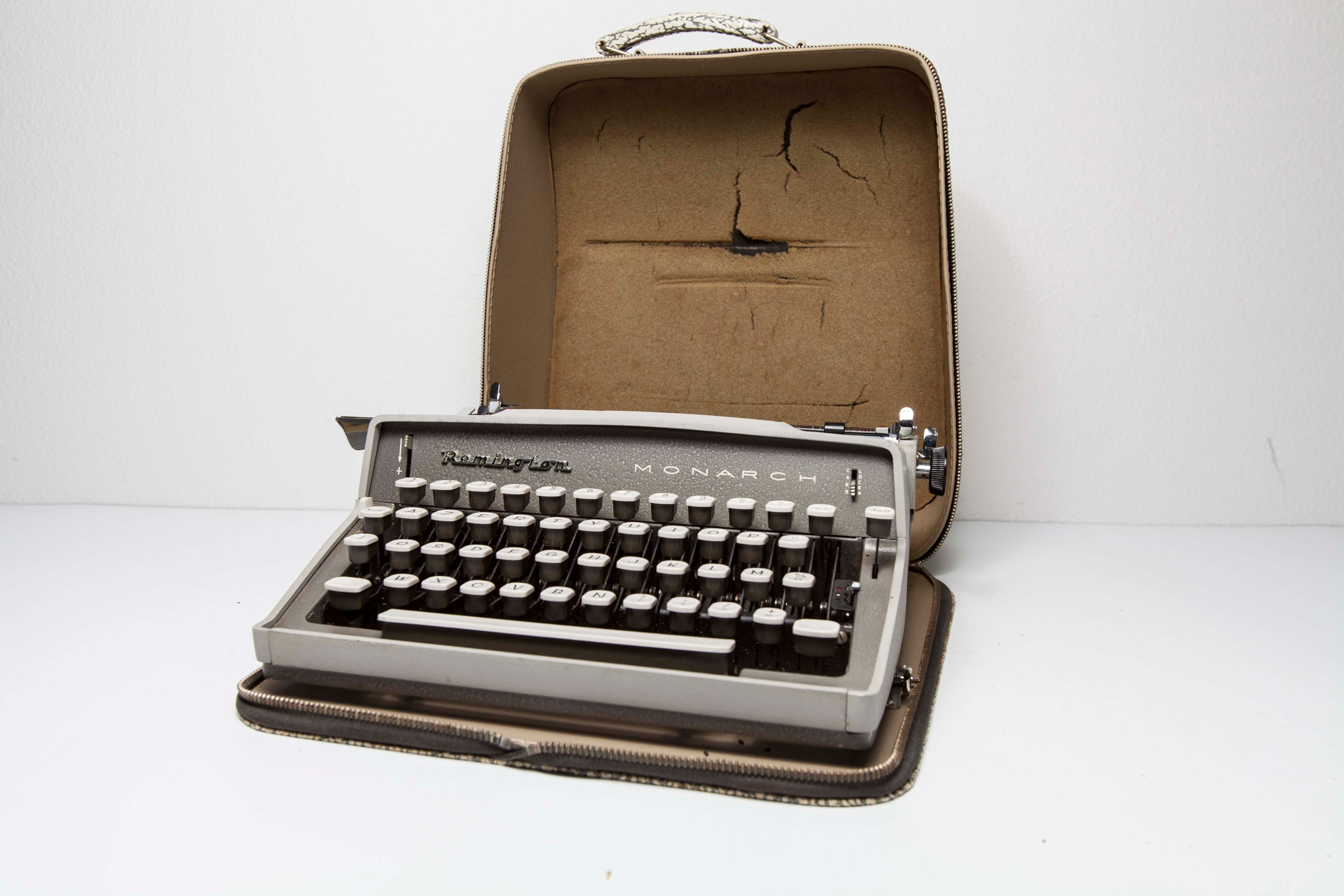 Typewriter Remington Monarch