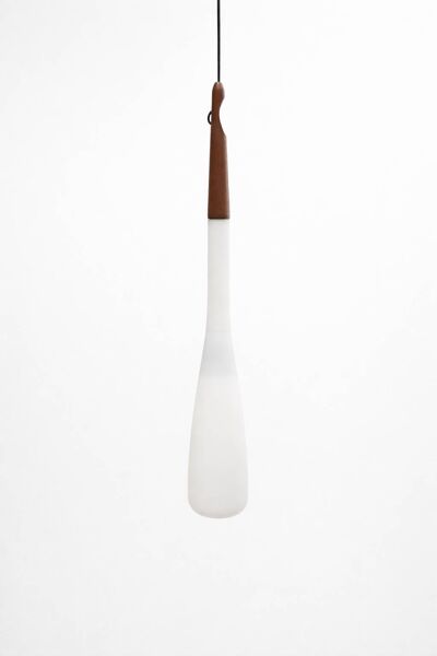 Suspension scandinave en opaline et teck par Uno et Östen Kristiansson pour les éditions Luxus, 1950