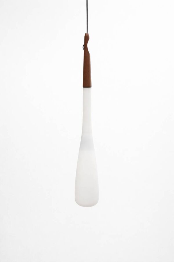 Suspension scandinave en opaline et teck par Uno et Östen Kristiansson pour les éditions Luxus, 1950