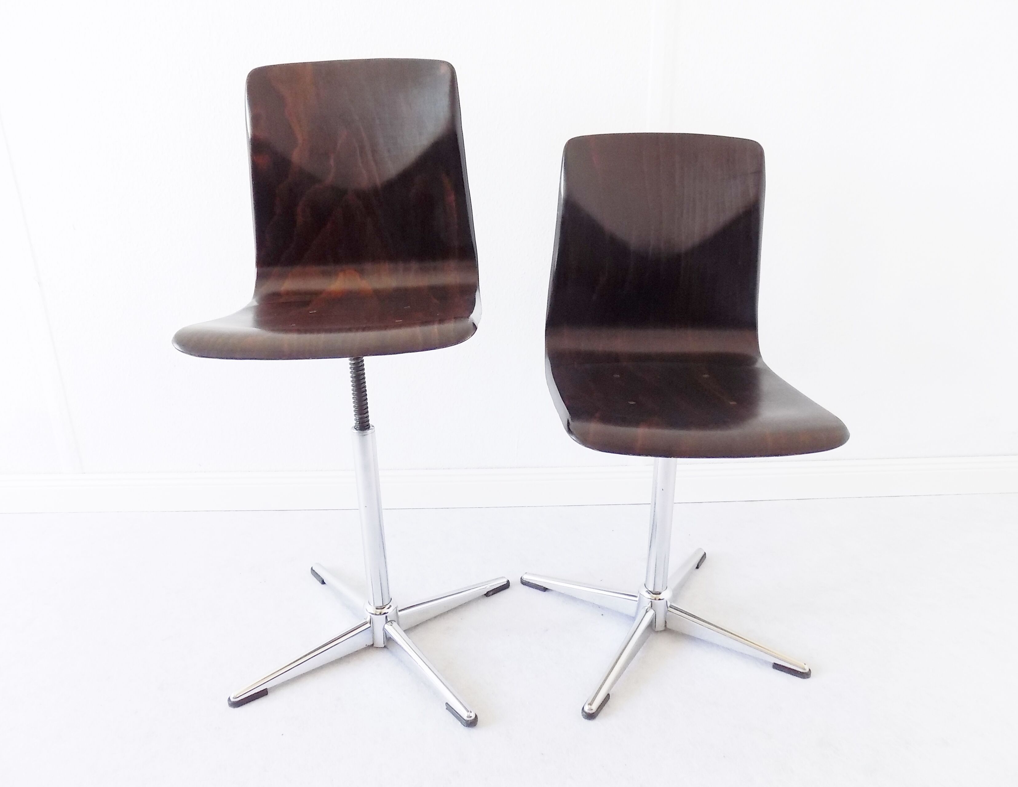 Set of 2 Thur Op chairs