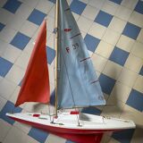 Navigable basin sailboat of the French brand Giraud Sauveur. F39 series, model "Shark 3".