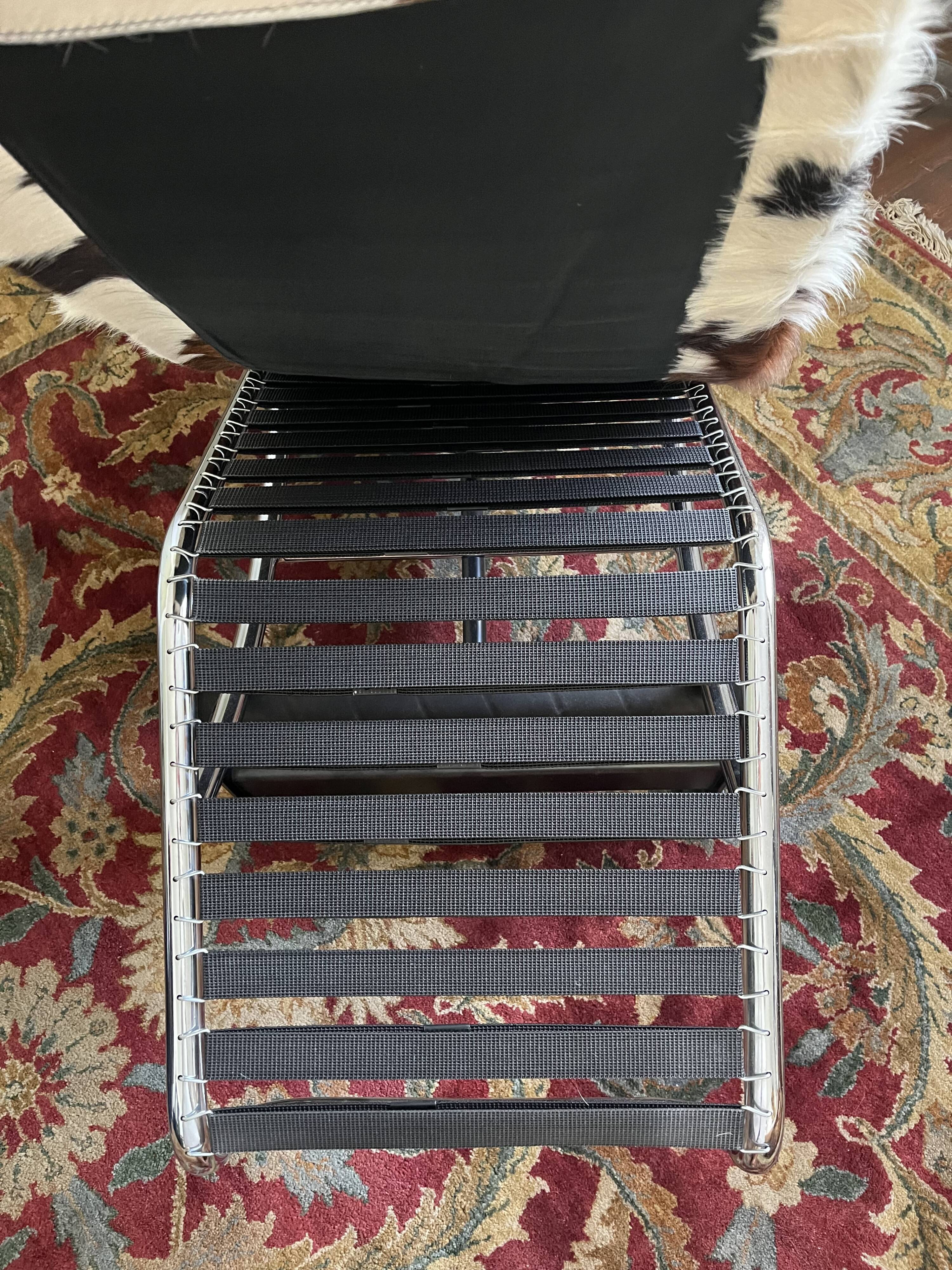 Leather chaise longue