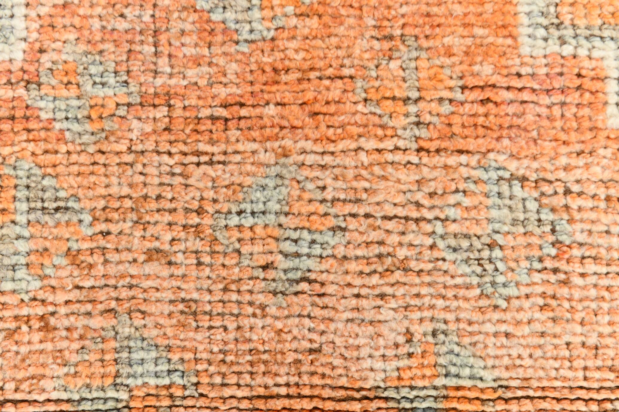 Tapis runner vintage anatolien, tons terre cuite, orange doux et gris clair