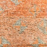 Tapis runner vintage anatolien, tons terre cuite, orange doux et gris clair