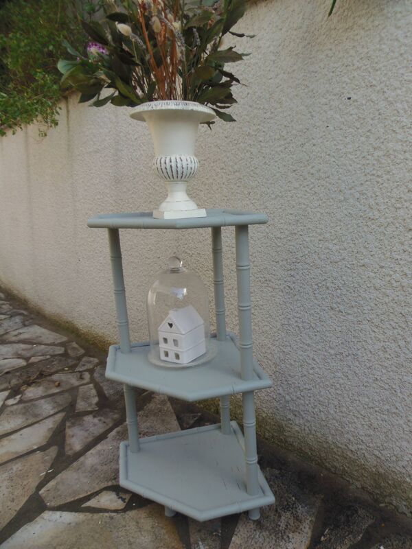 Etagère d'angle en bambou sublimée vert de gris.