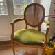 Fauteuil de style Louis XVI en velours et rotin