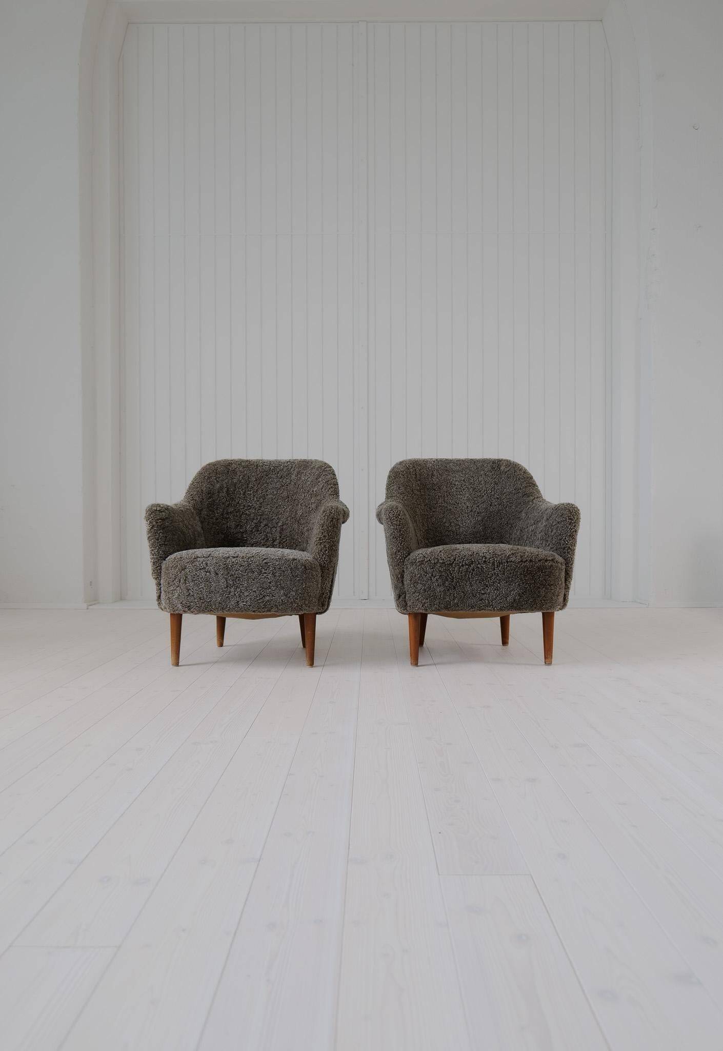 Samspel lounge chairs in sheepskin/mouton modernist mid-century by Carl Malmsten.