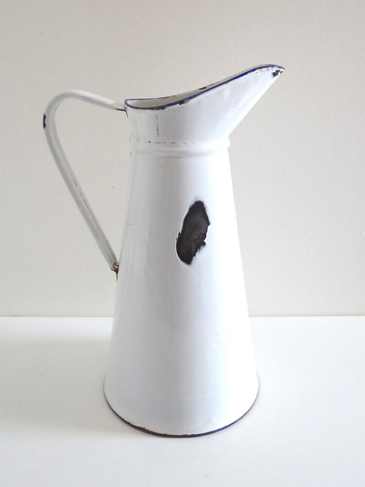 White enamelled former broc