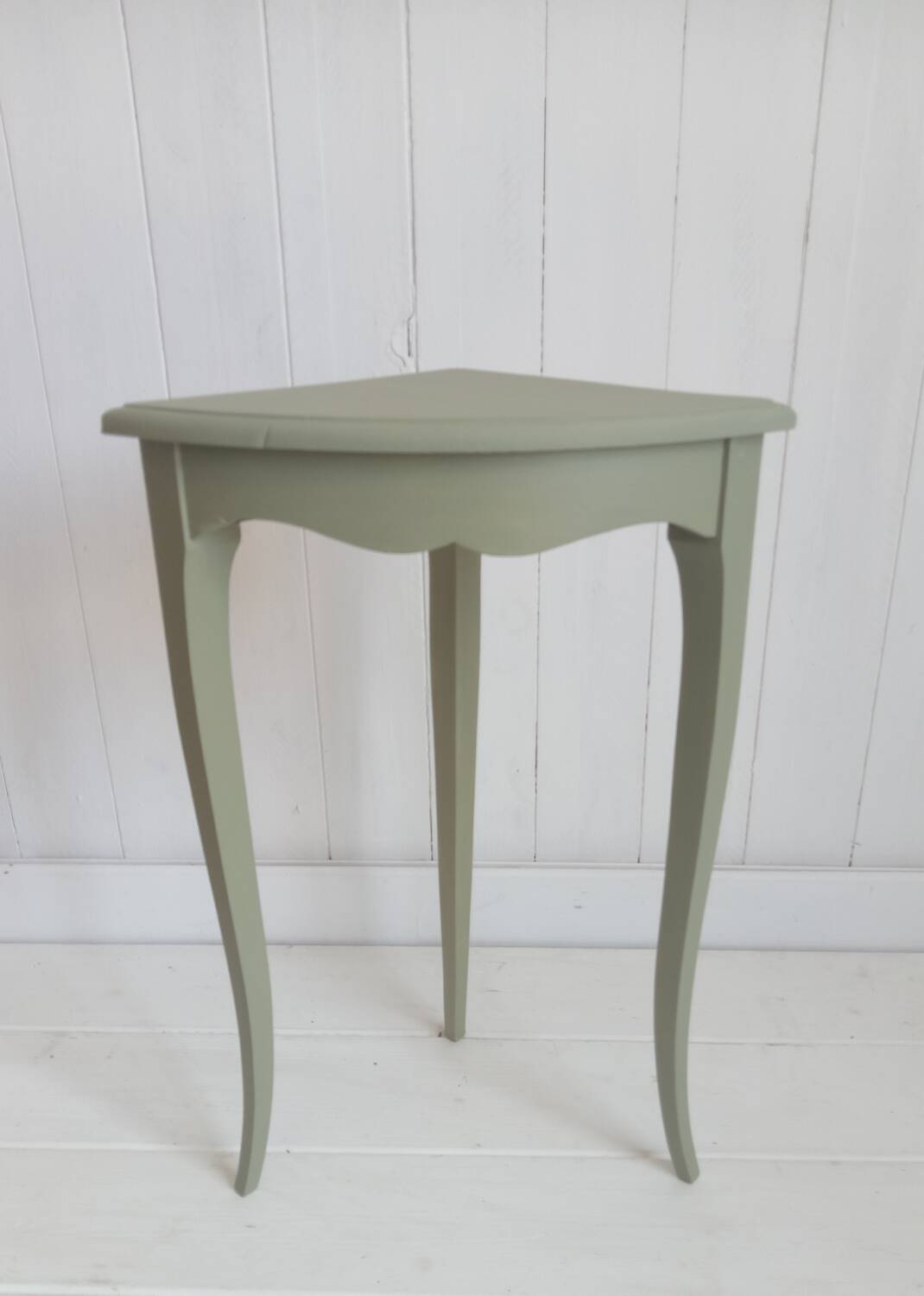 Corner pedestal table