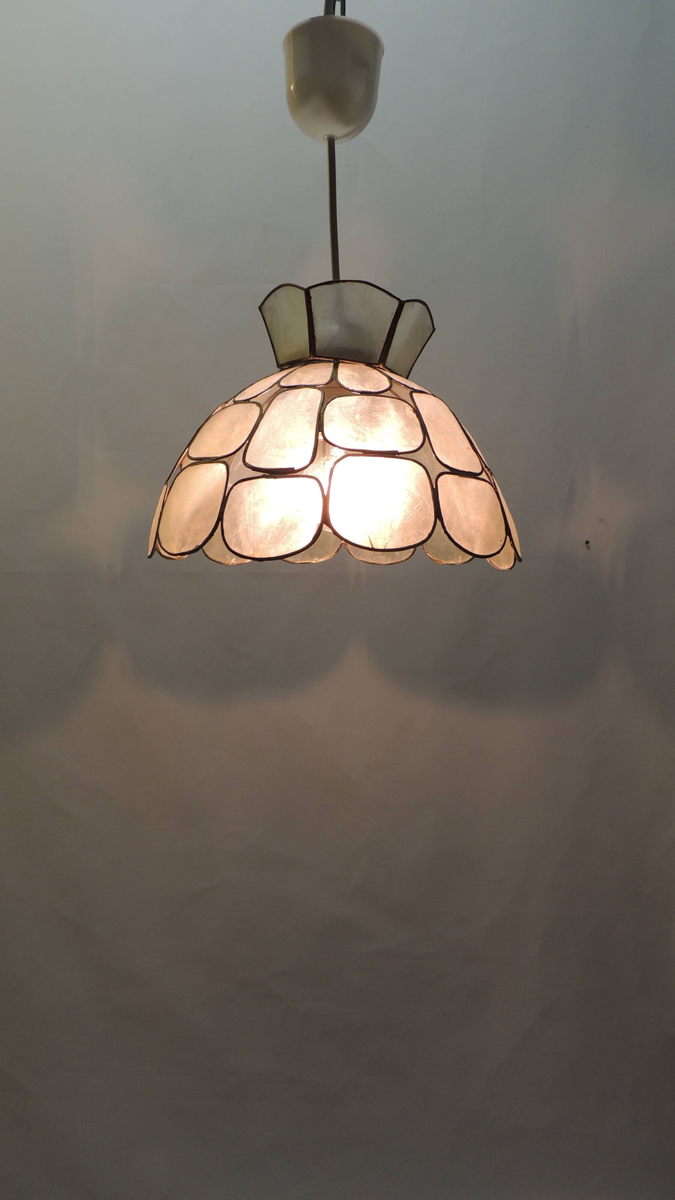 Vintage mother-of-pearl pendant light – Geometric style, 70s