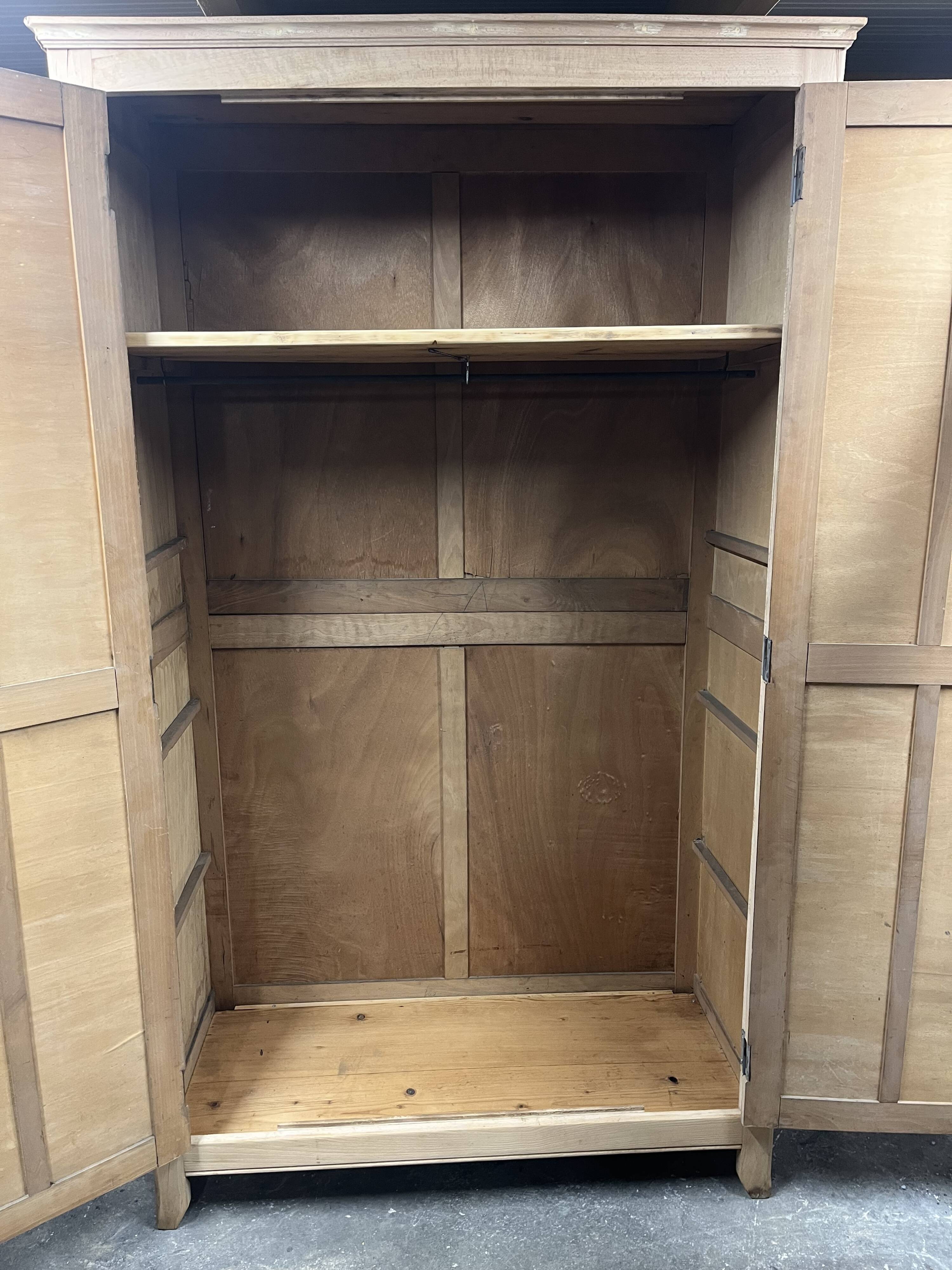 Armoire parisienne en bois brut