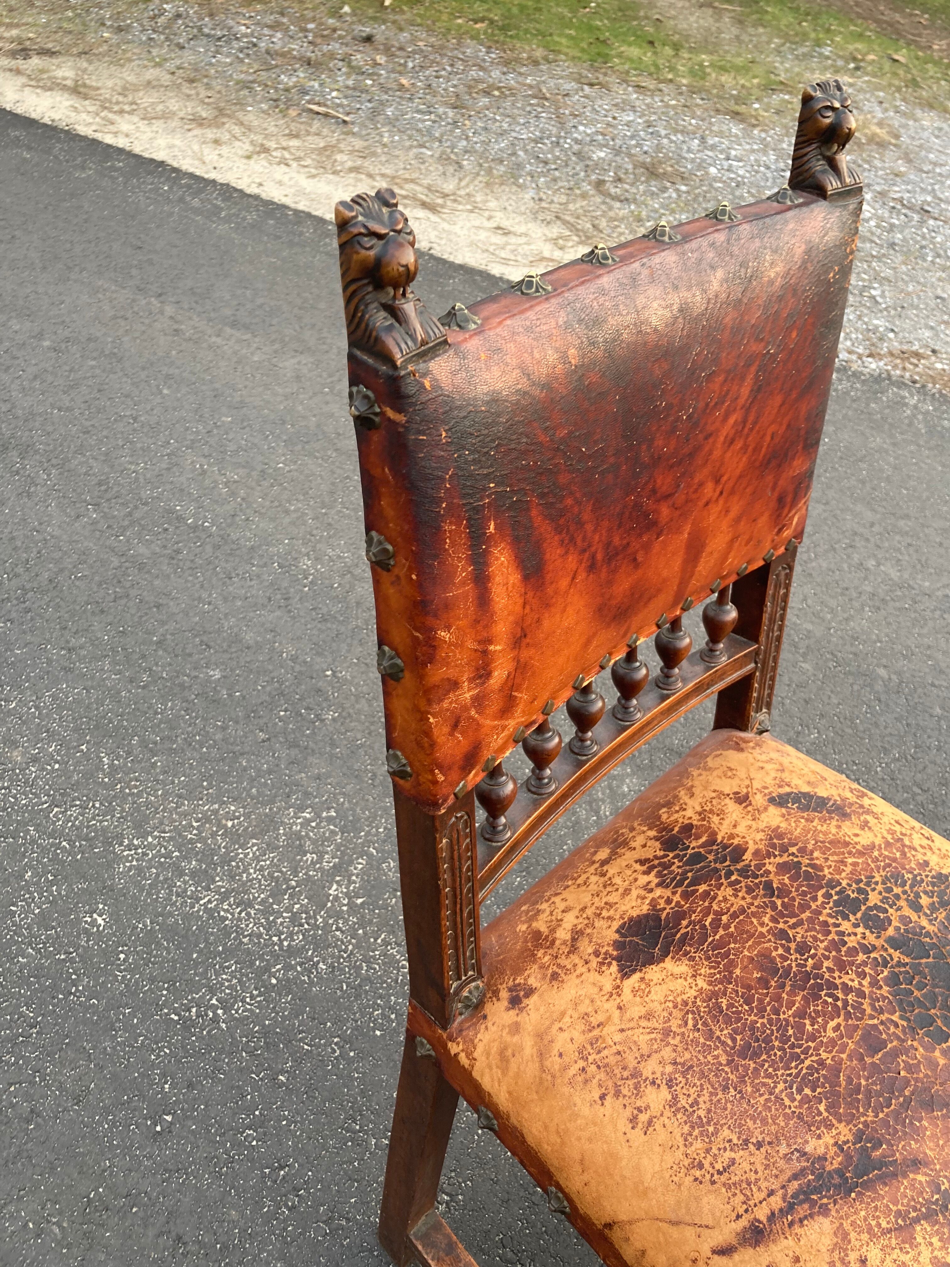 5 chaises Henri II en bois massif et cuir néo renaissance XIXème siècle