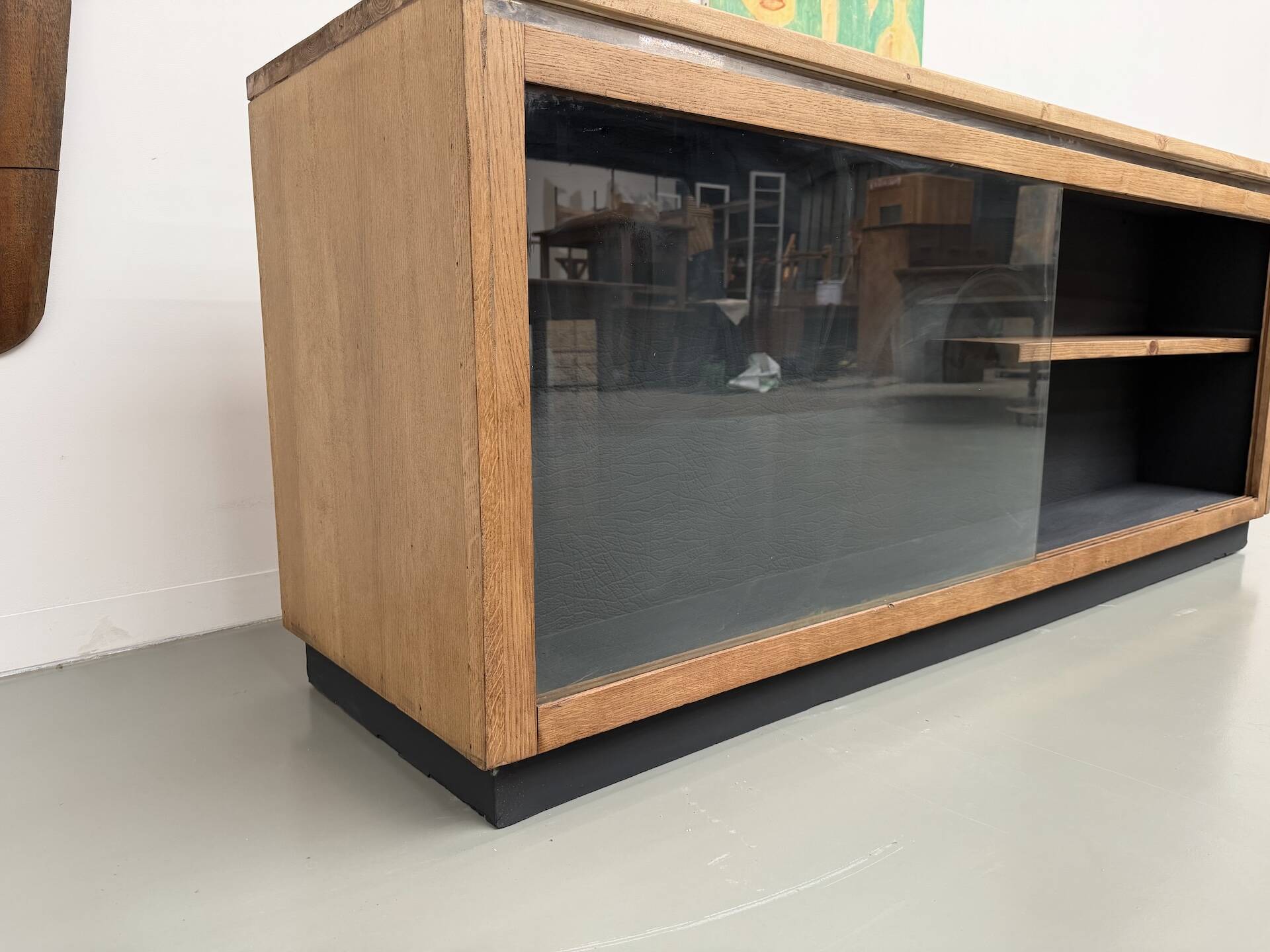 Double-sided display counter with 20 drawers