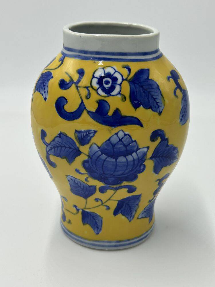 Yellow Chinese vase with blue patterns, 19th century