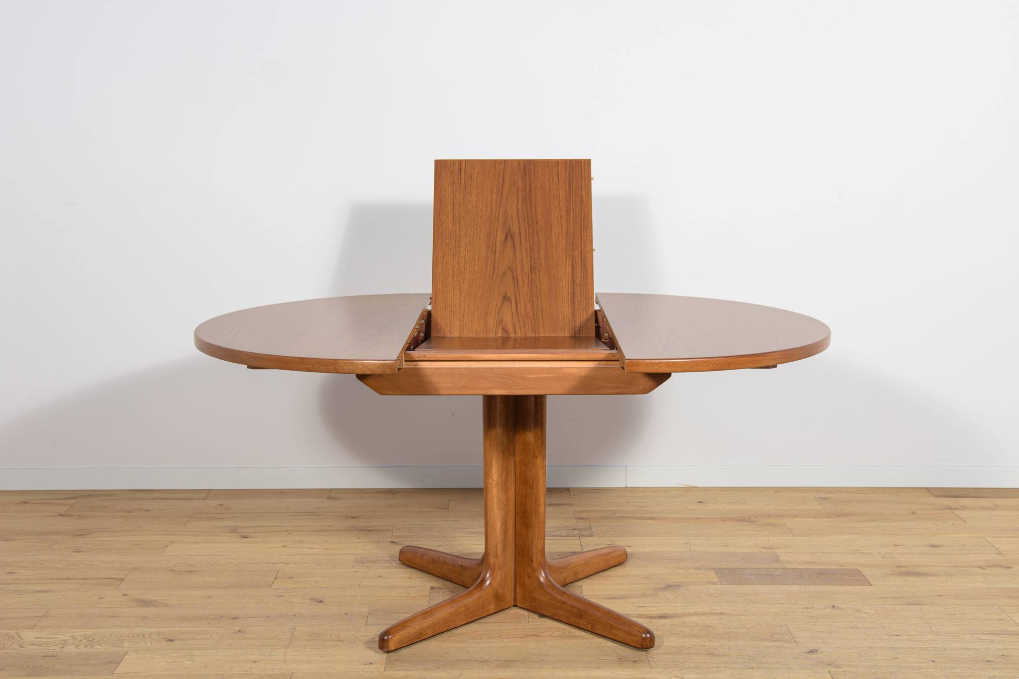 Mid-Century Round Walnut Extendable Dining Table, United Knigdom, 1950s