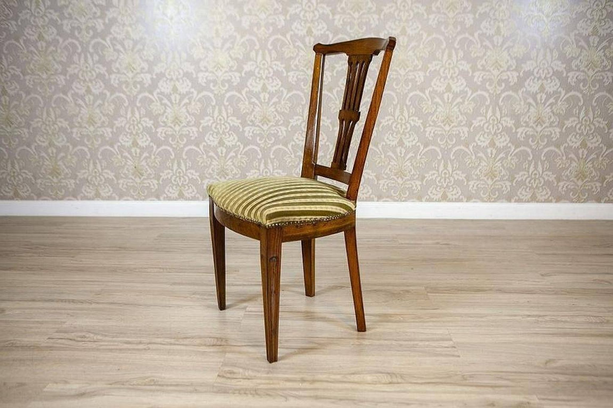 Chaise en orme des années 1940 avec tapisserie rayée.