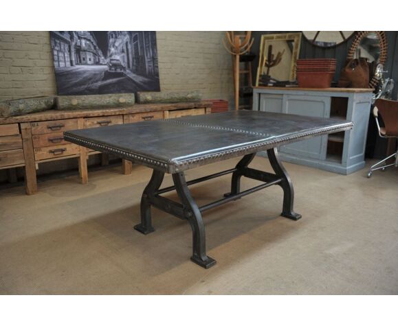 Industrial Dining Table In Riveted, How Many Chairs Fit Around A 32 Round Table Tennis