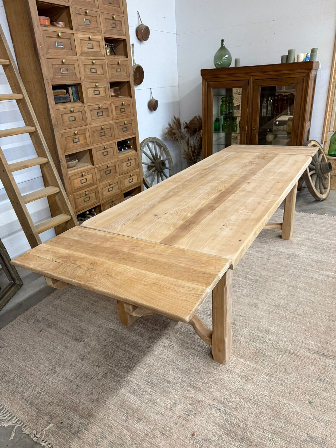 Extendable farmhouse table in solid oak