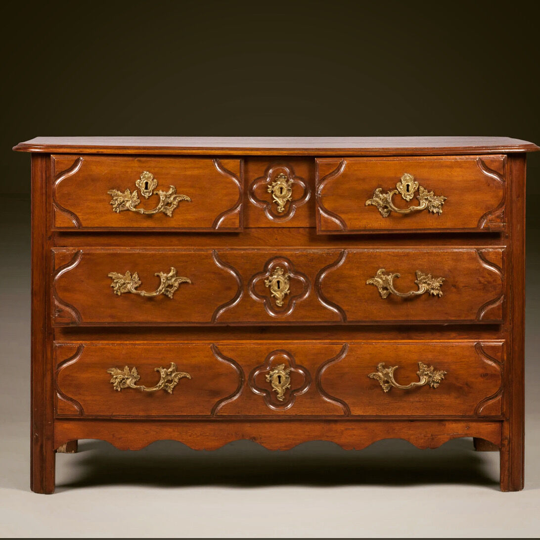 Chest of drawers in walnut eighteenth century