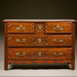 Commode en noyer xviiieme siecle
