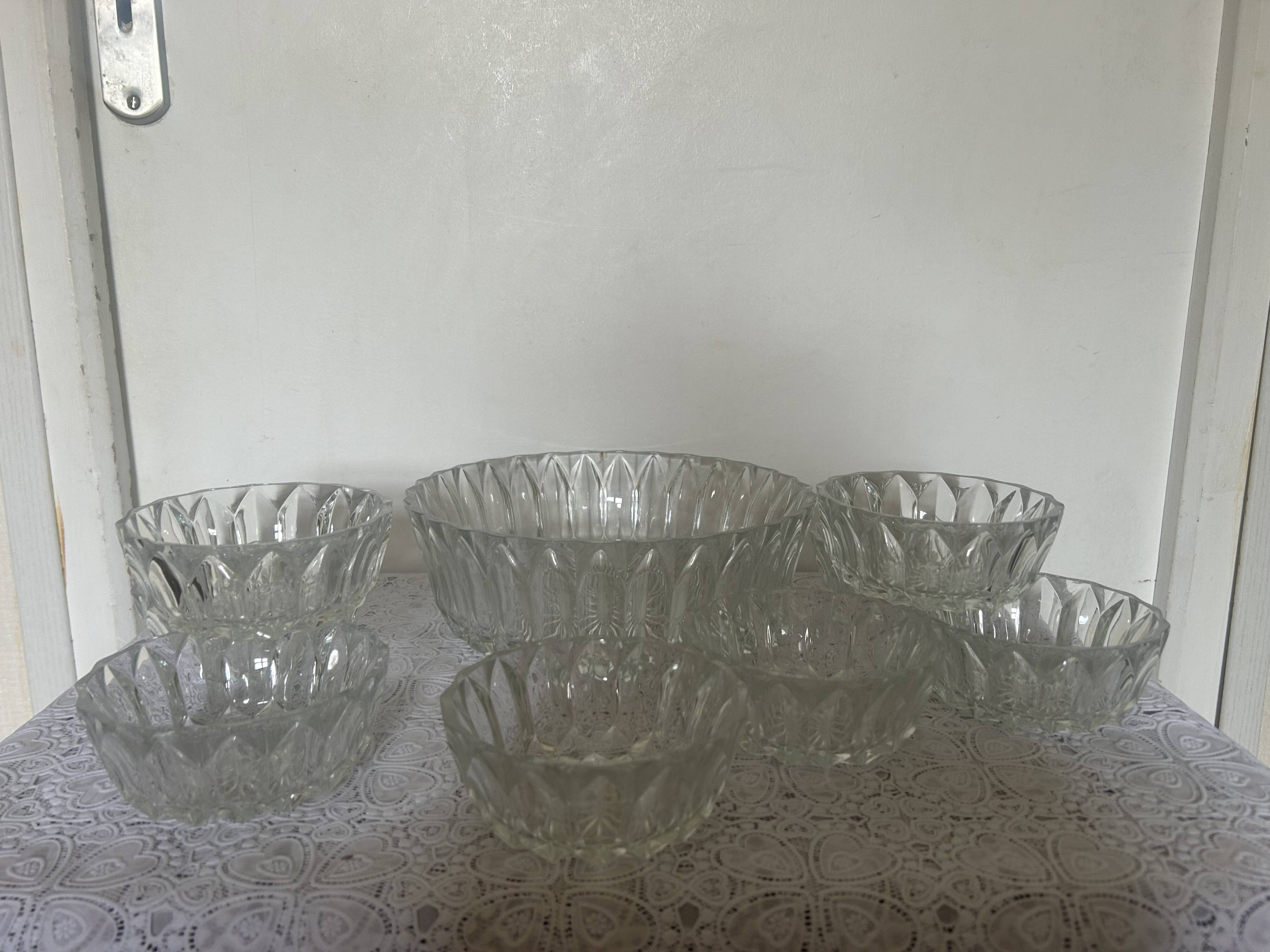 Fruit bowl and its bowls