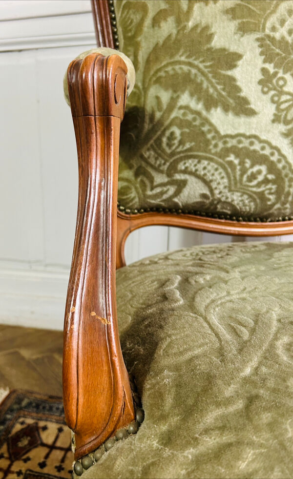 Paire de fauteuils à la reine cabriolet en velours vert style Louis XV - 19eme siècle France