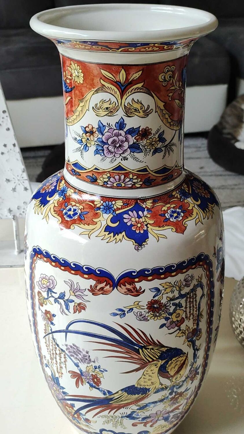 Vase balustre motifs paons/floraux style imari, signé y.p. derevua