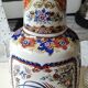 Vase balustre motifs paons/floraux style imari, signé y.p. derevua