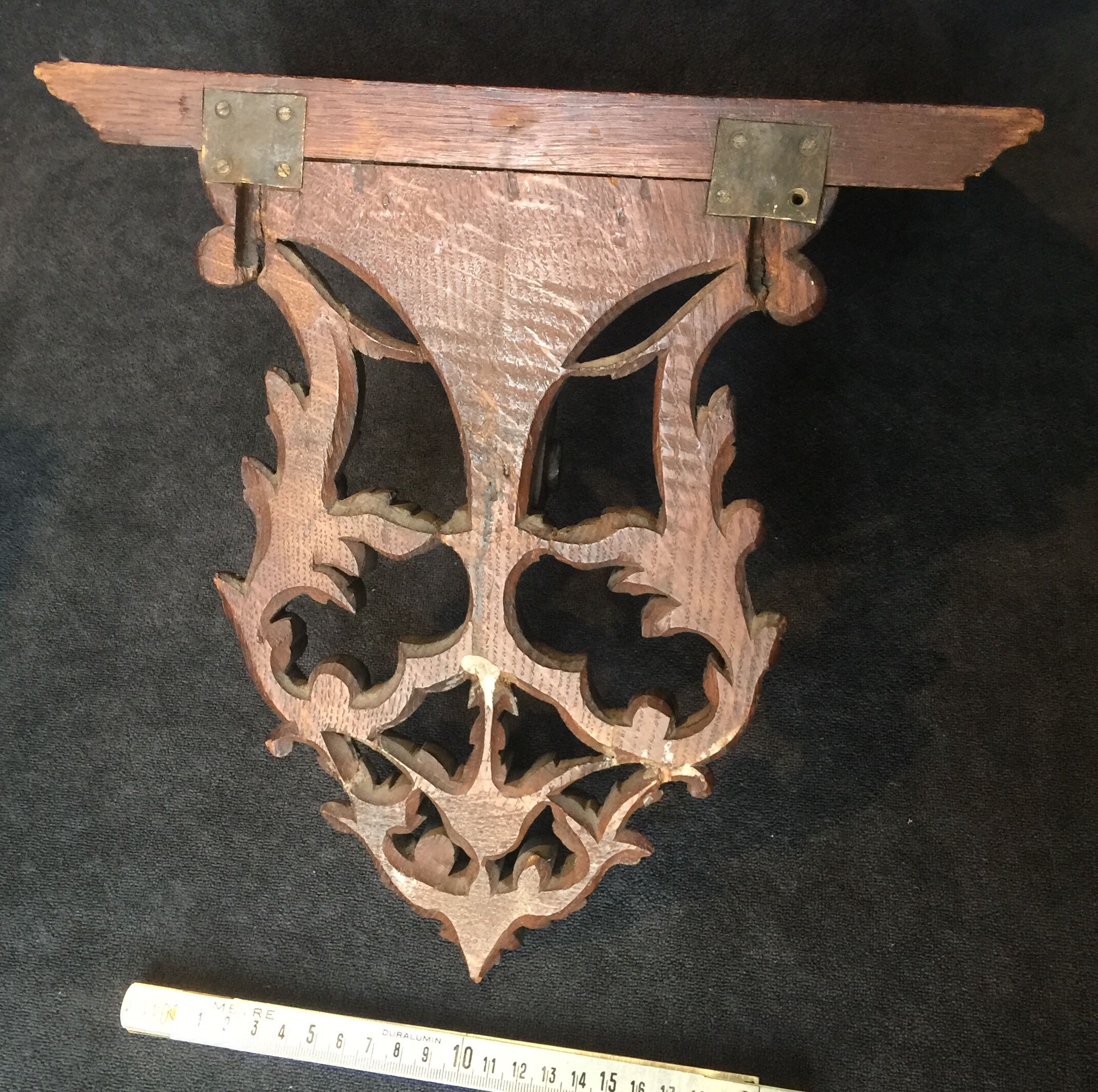 Oak applying console carved with rinsings