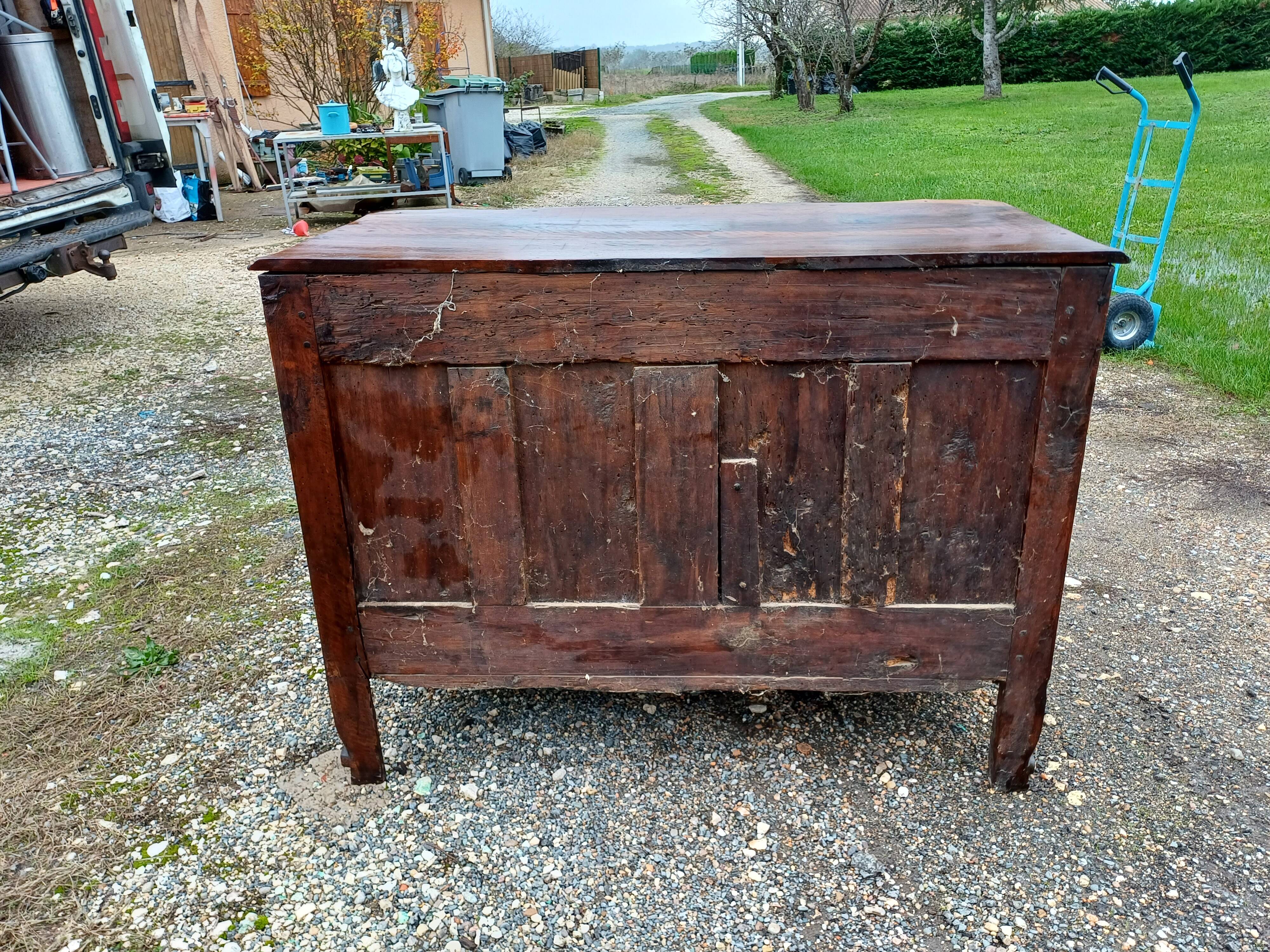 Commode 19 ème en Noyer et Bronze