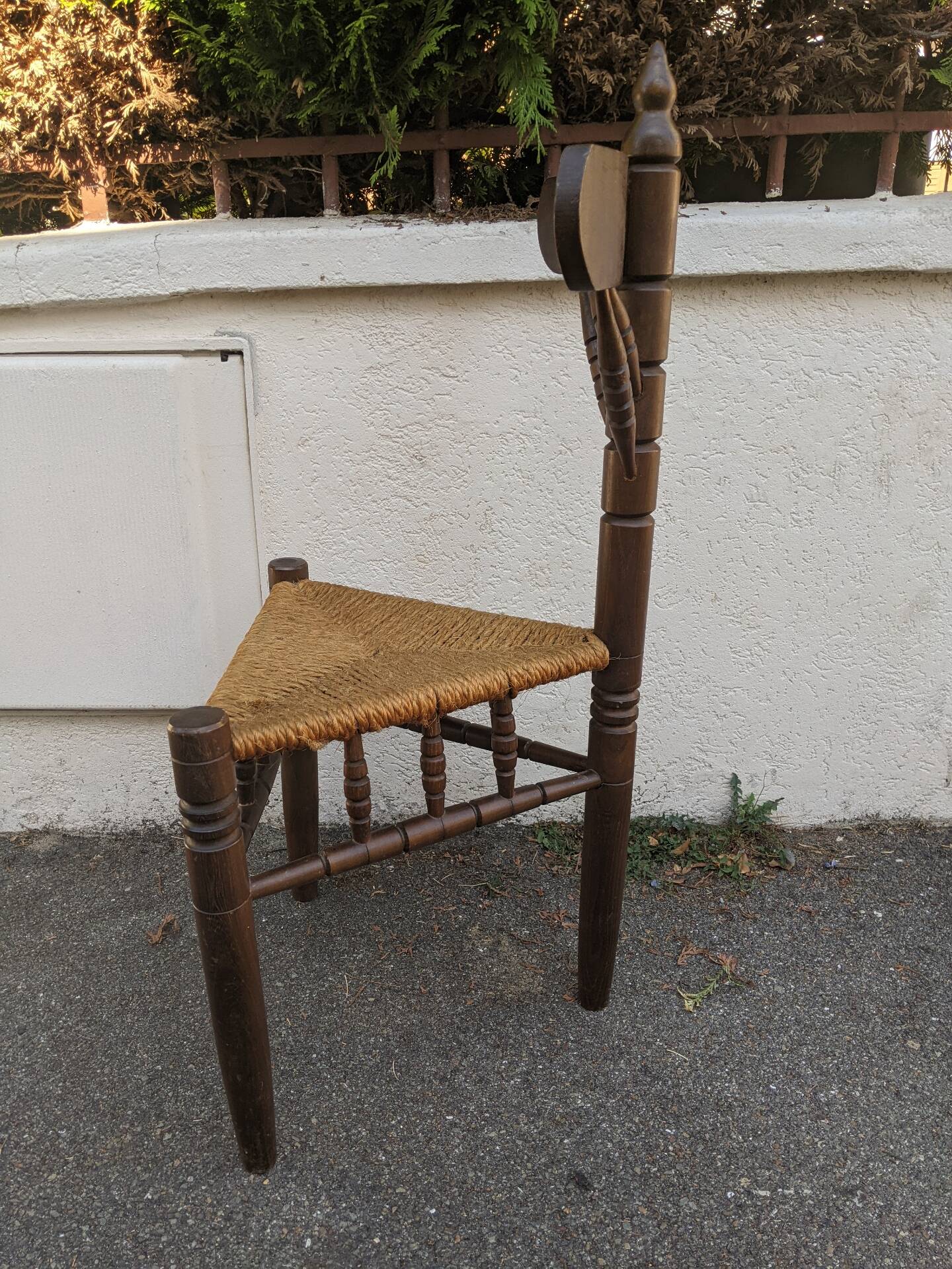 19th-century tripod corner chair, turned wood, Dutch rush.