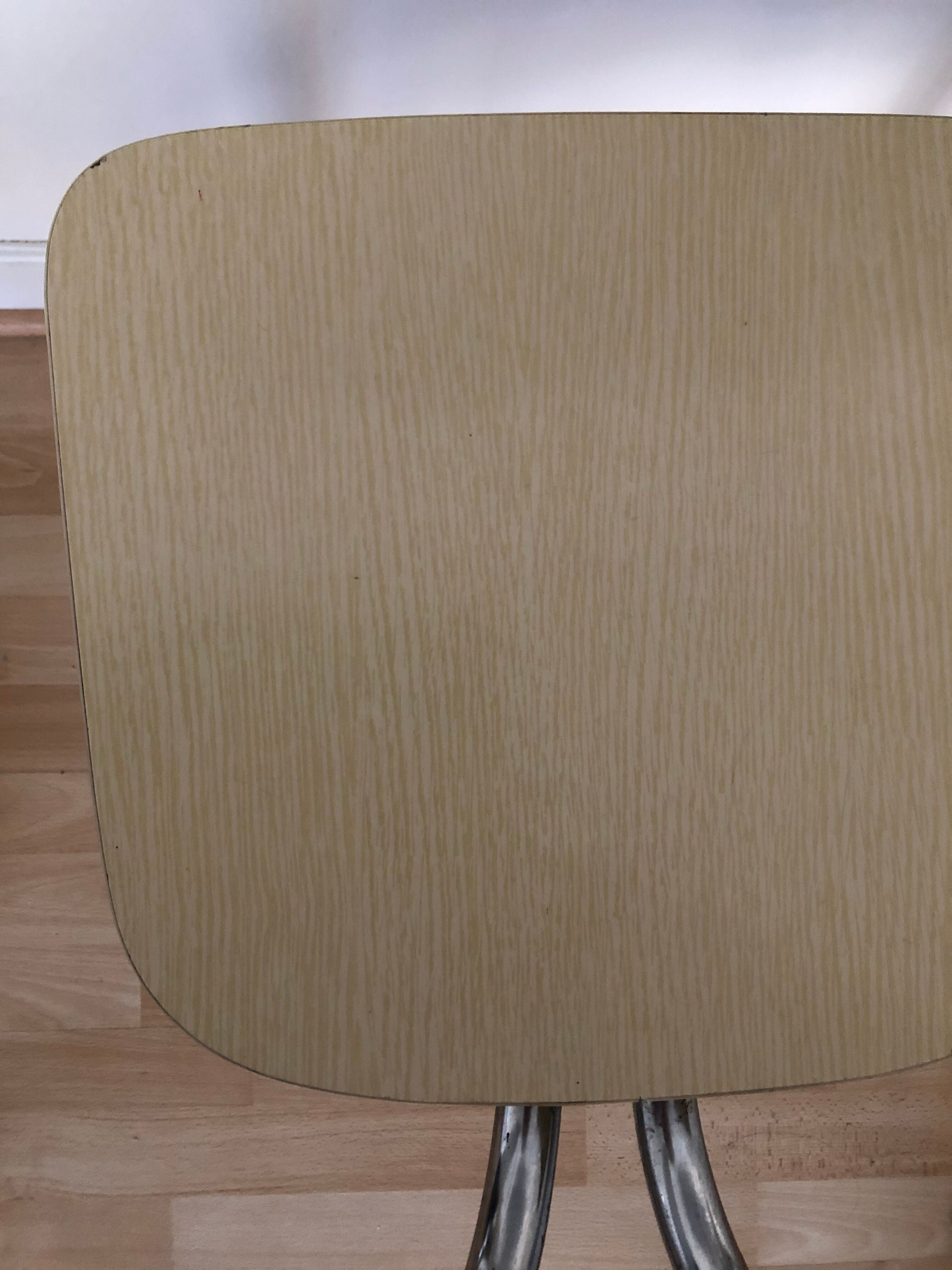 Chaise formica jaune pale